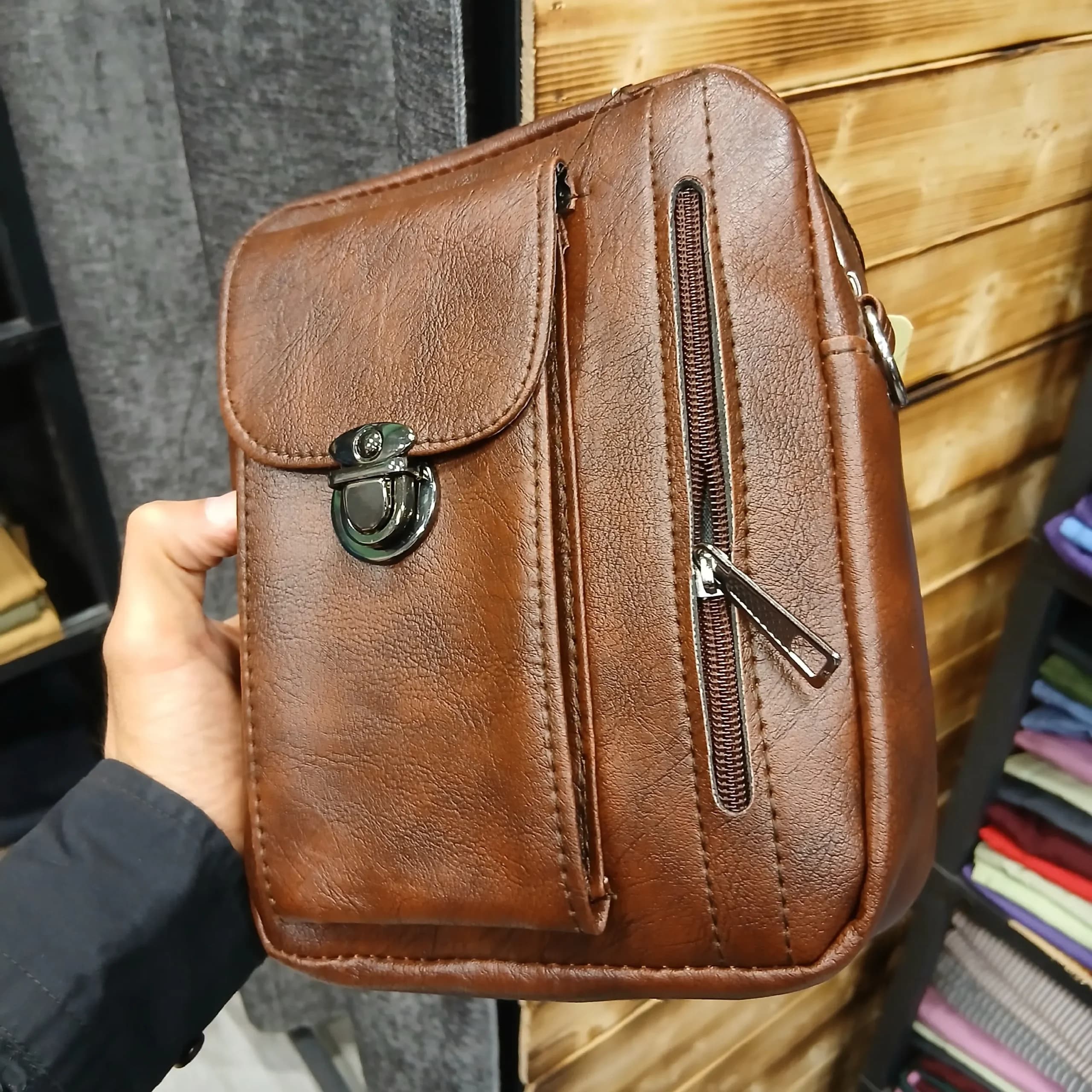کیف دوشی اسپرت مردانه چرم مصنوعی رنگ مشکی و عسلی و قهوهای — تصویر ۹