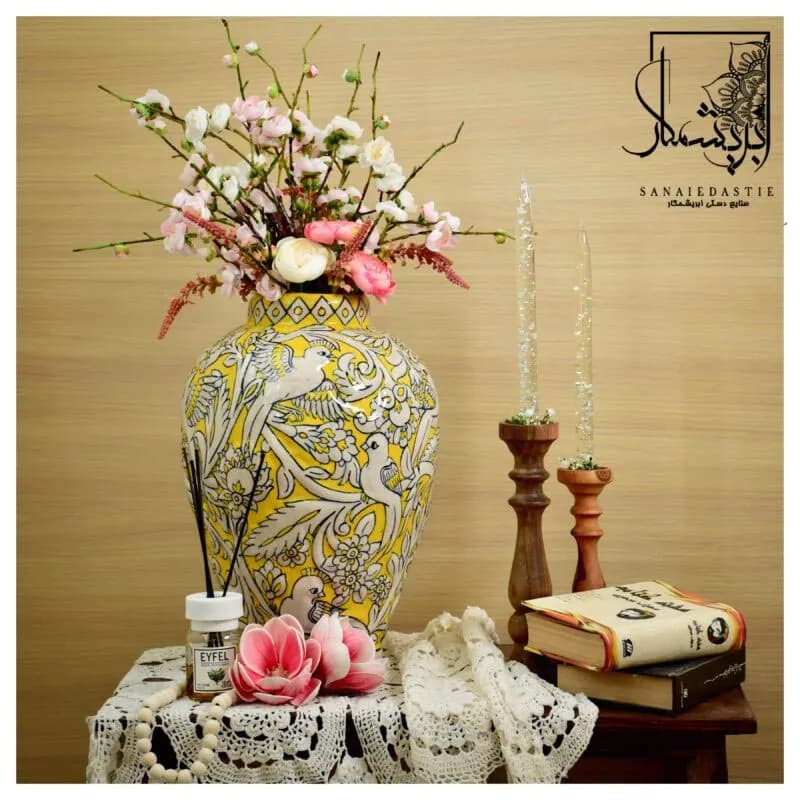 گلدان رومیزی زرد