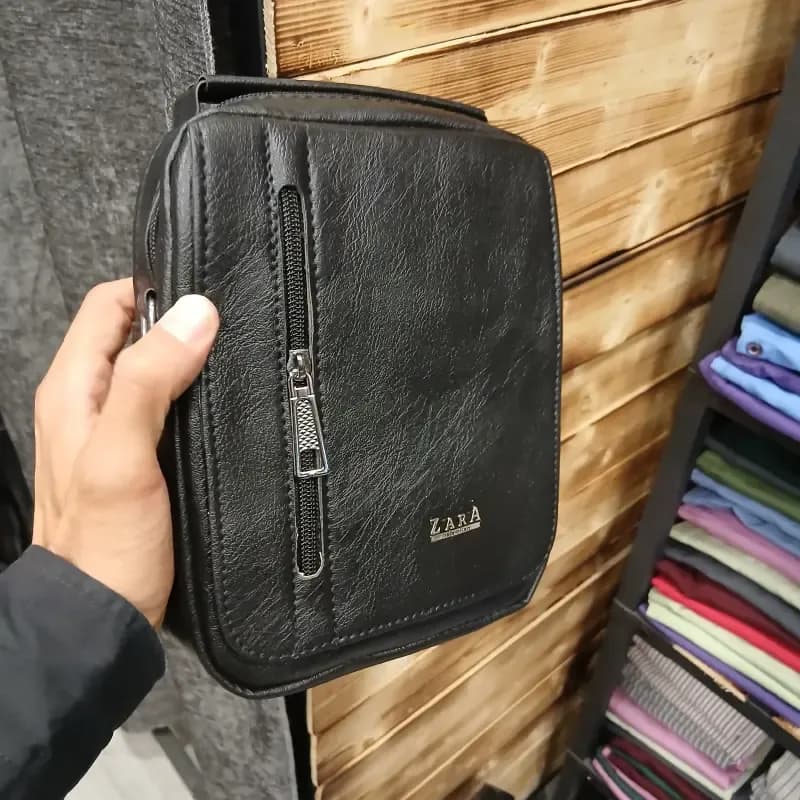 کیف دوشی اسپرت مردانه چرم مصنوعی طرح زارا — تصویر ۴