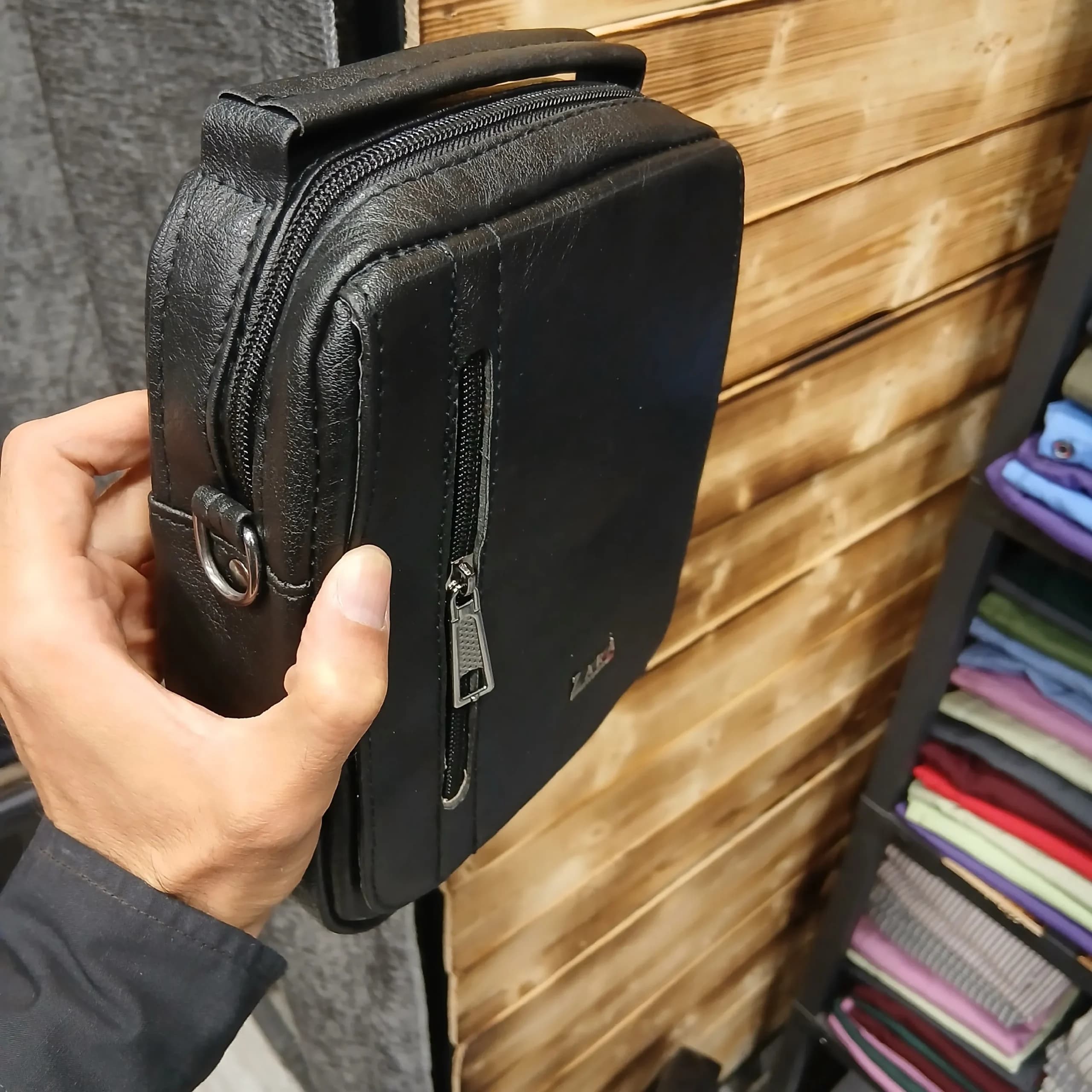 کیف دوشی اسپرت مردانه چرم مصنوعی طرح زارا — تصویر ۹