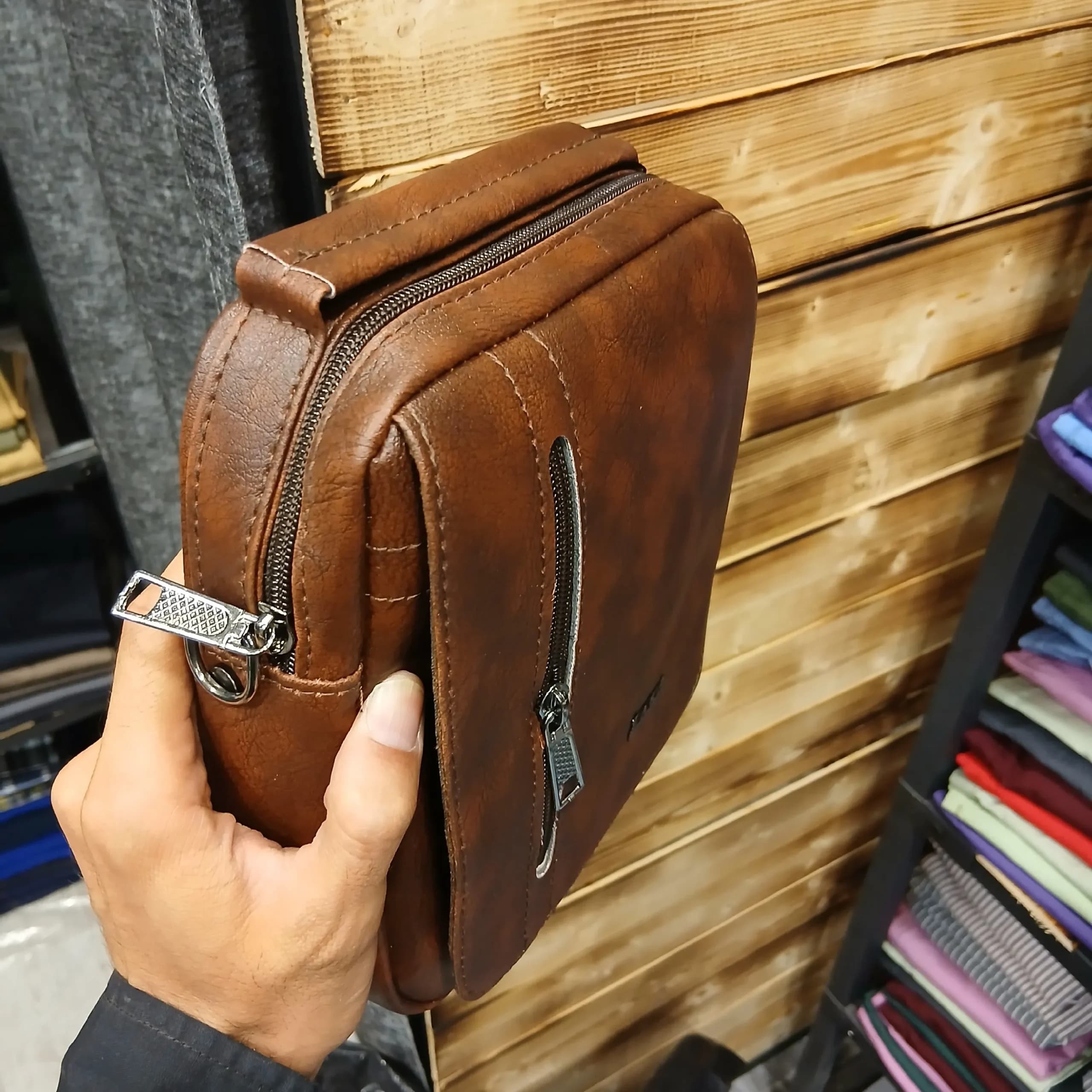 کیف دوشی اسپرت مردانه چرم مصنوعی طرح زارا — تصویر ۱۰