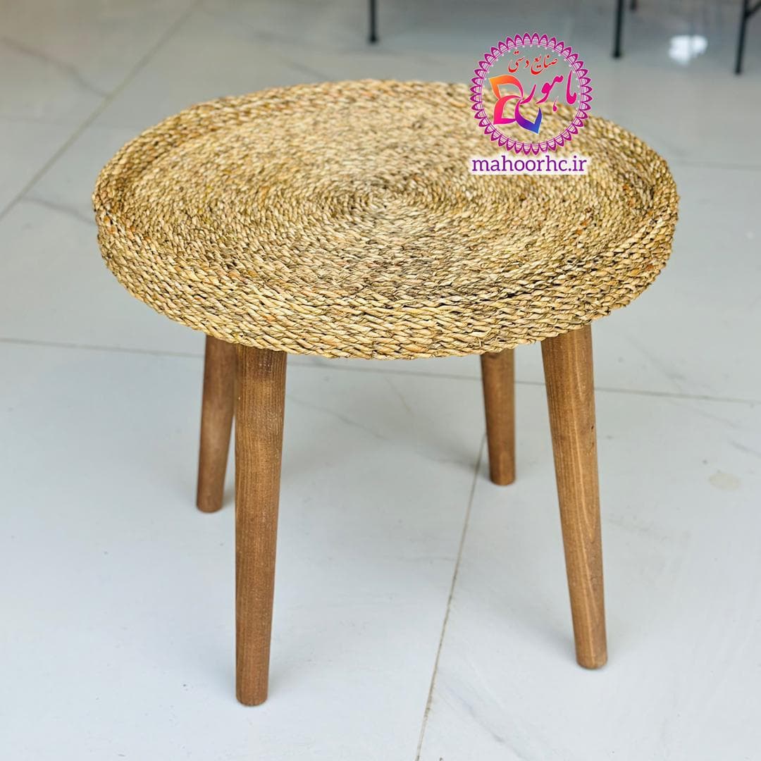 میز حصیری لبهدار با پایه چوبی