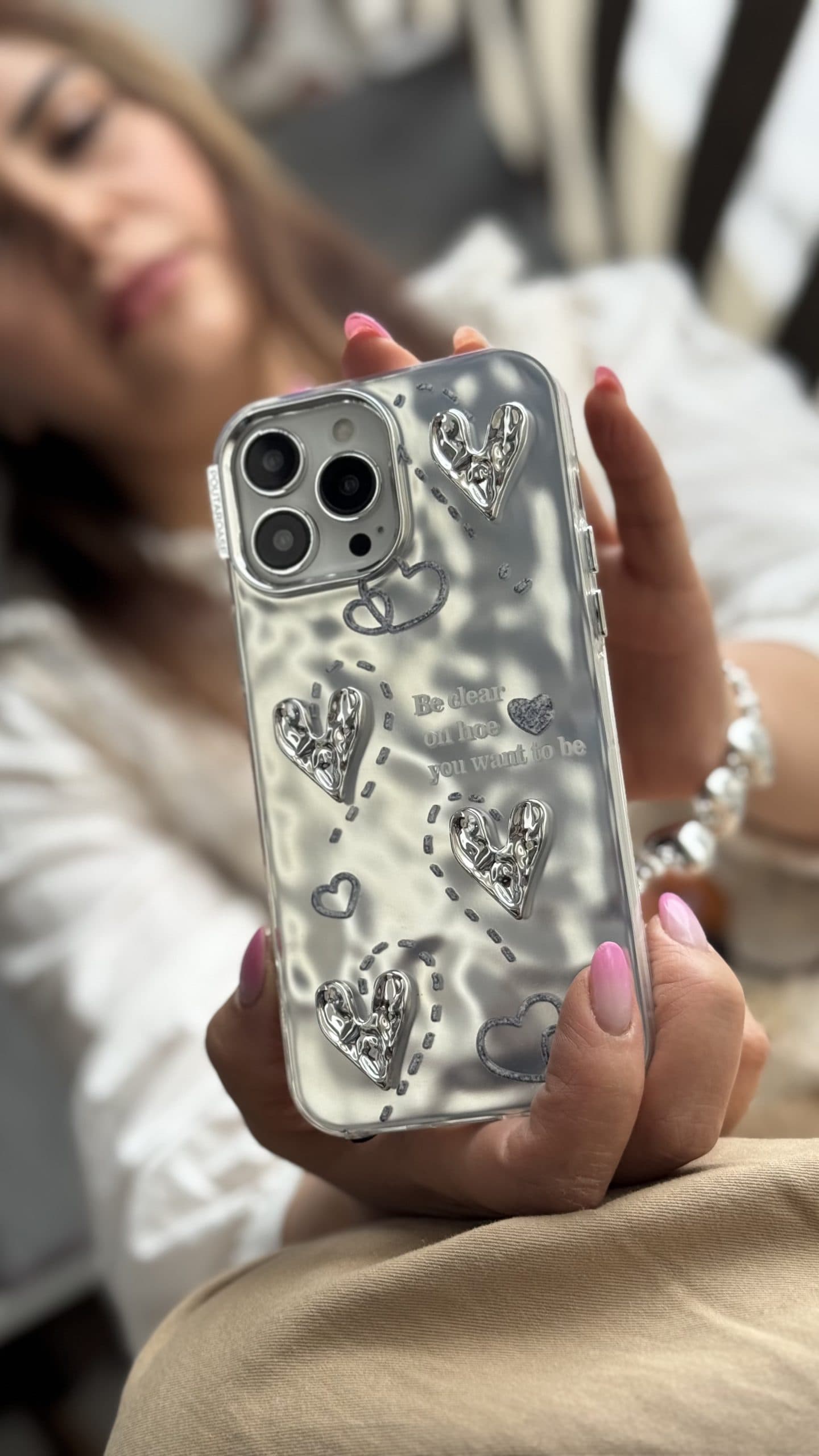 قاب موبایل قلب شاینی لاو با بندست برای گوشی های آیفون — تصویر ۳