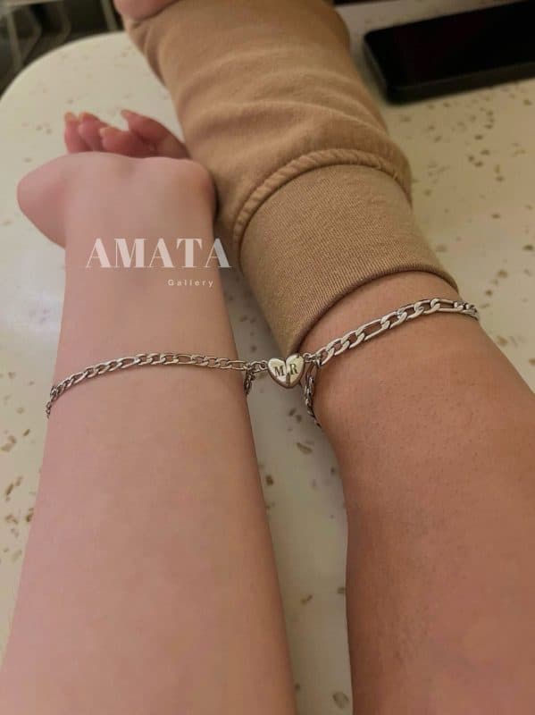 دستبند فیگارو استیل با قلب مگنتی حک اول اسم(ست دونفره)