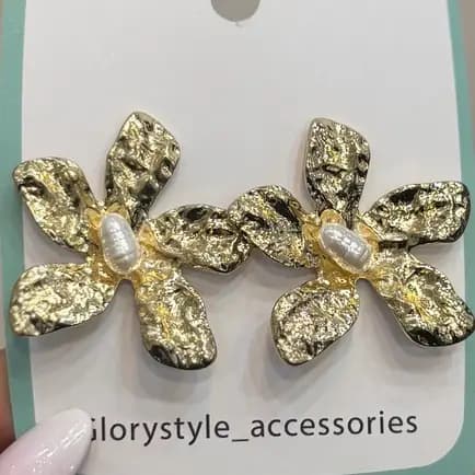 گوشواره زنانه و دخترانه آبکاری نقره طرح گل تک مرواریدی ضد حساسیت و رنگ ثابت کد agy