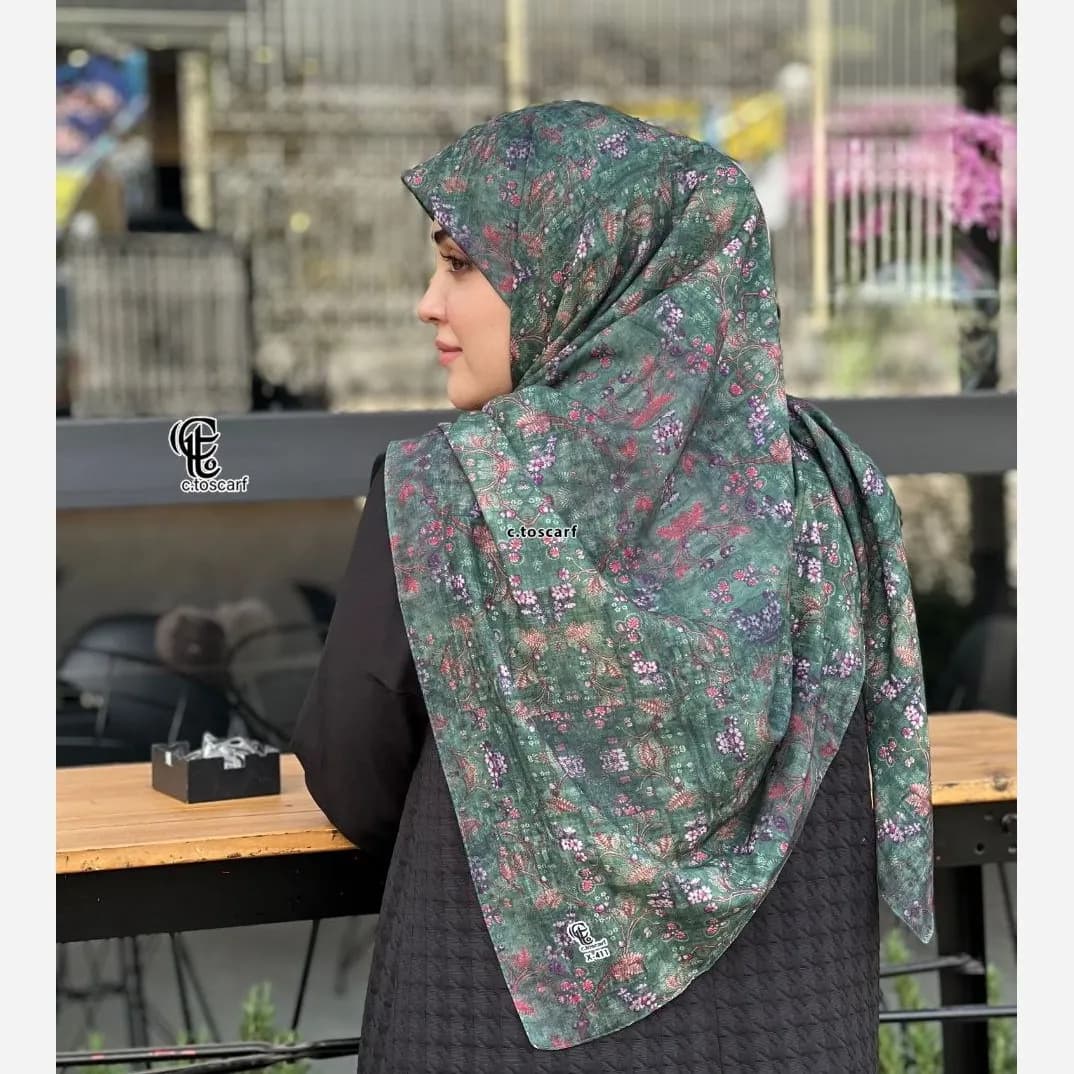روسری نخ طرح گلشن قواره 140 زمینه سبز آبرنگی گل ریز — تصویر ۱۰