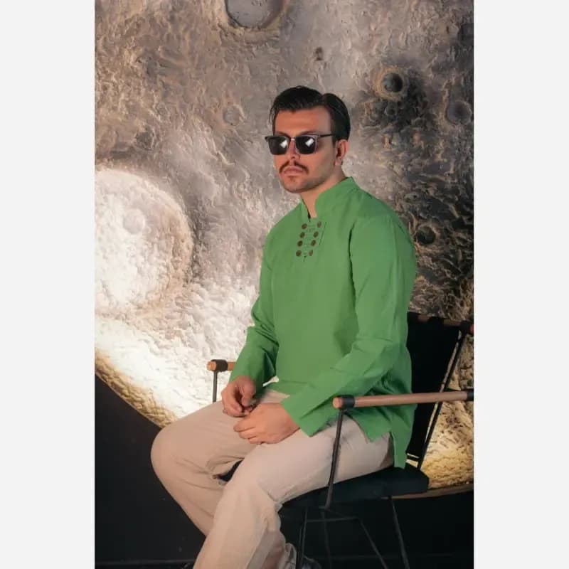 پیراهن مردانه الیاف طبیعی 100 درصد پنبه مدل هشت دکمه رنگ سبز چمنی — تصویر ۲