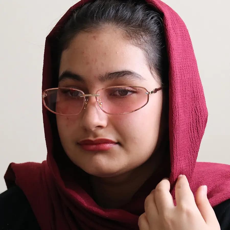 عینک آفتابی زنانه MIU MIU با فریم مشکی رنگ، شکل بیضی و لنز دودی تیره مدل 22701 — تصویر ۲