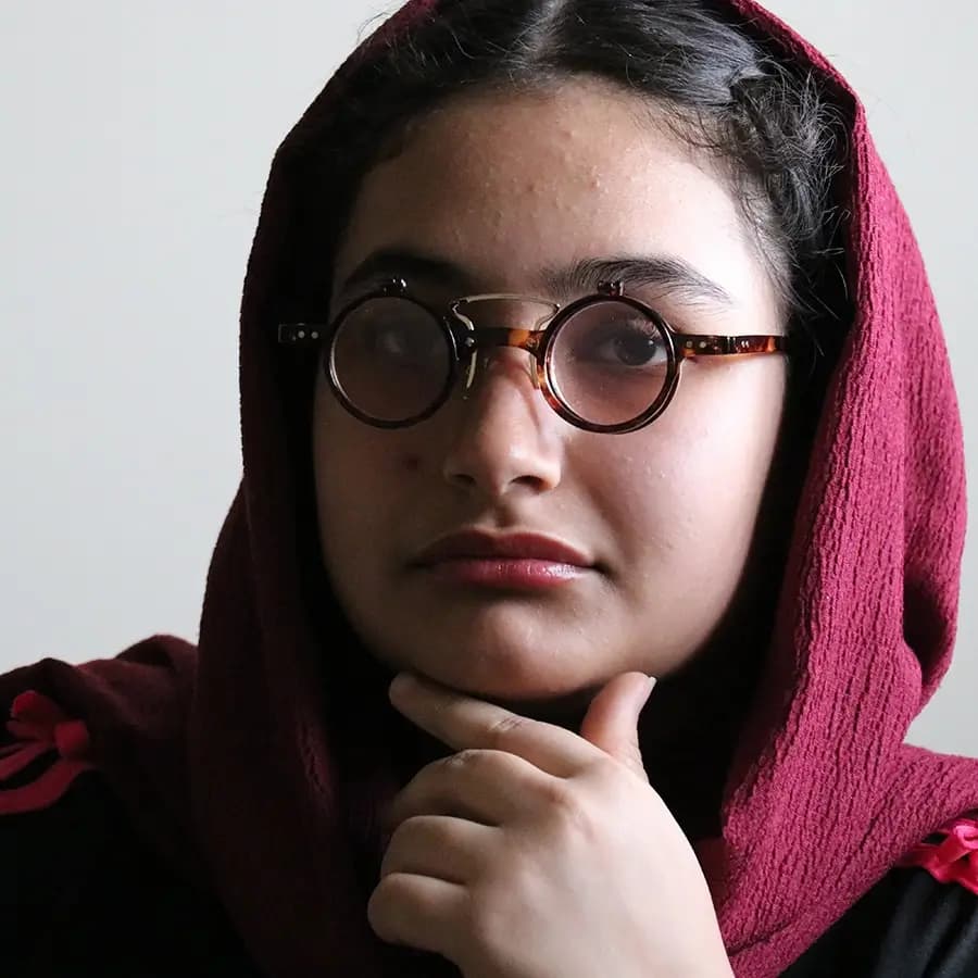 عینک فانتزی با فریم گرد و مشکی رنگ، کاور دار و رنگ دودی برند دیور مدل T307 Y266 — تصویر ۲
