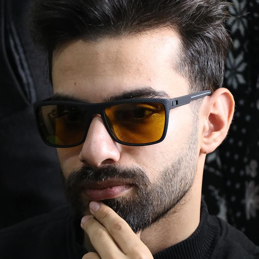 عینک آفتابی OGA MOREL با فریم مشکی مات، مستطیلی شکل، دسته فنری، لنز دودی تیره و پلاریزه مدل P78051 — تصویر ۹