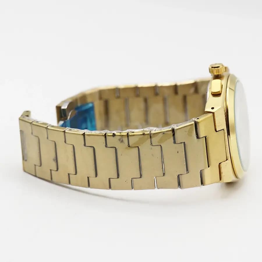 ساعت مردانه TISSOT طلایی، صفحه مشکی کرنوگراف، بند استیل طلایی، قاب چندضلعی، نمایش تاریخ، موتور کوارتز و قفل پروانهای مدل T137410A — تصویر ۸
