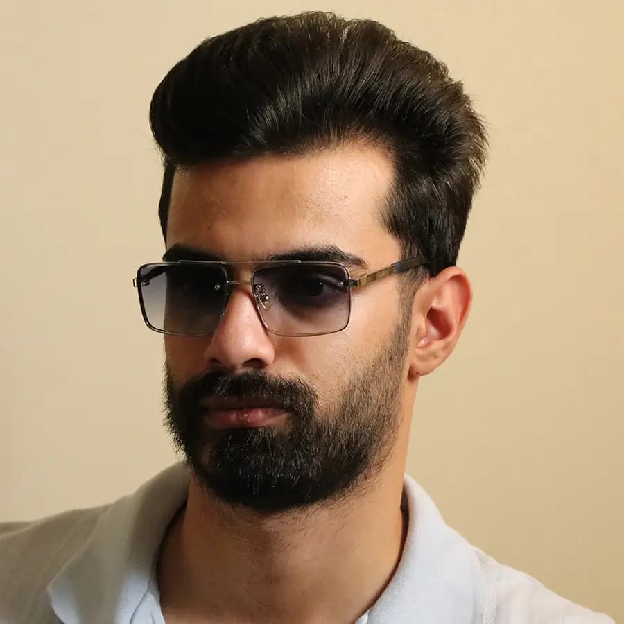 عینک آفتابی کارتیه با فریم طلایی رنگ، مستطیلی شکل، دسته فنردار و لنز دو رنگ سایه روشن مدل 23411 — تصویر ۲