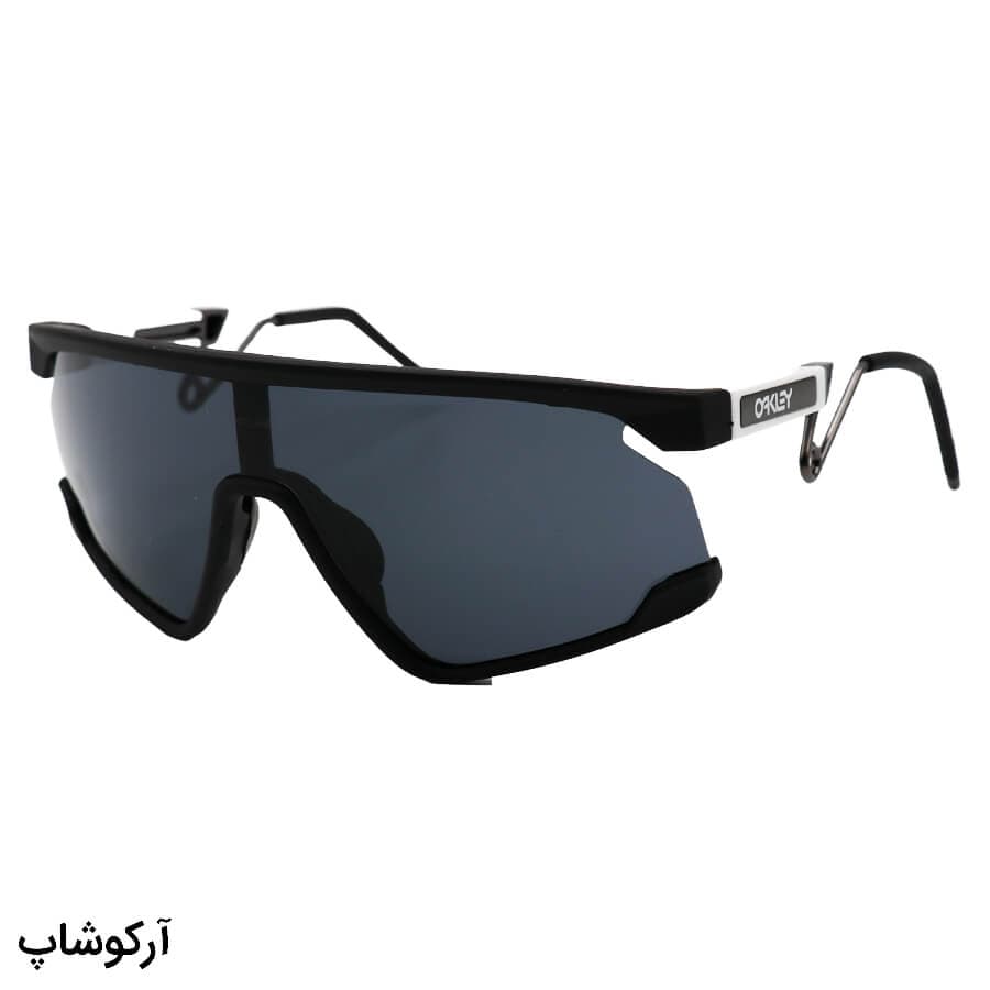 عینک ورزشی OAKLEY با فریم رنگ مشکی مات، دسته سفید و لنز دودی تیره مدل WT2958