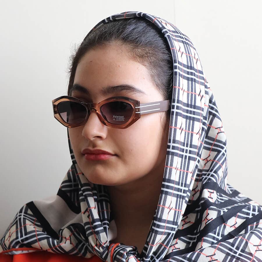 عینک آفتابی زنانه پلاریزه با فریم مشکی، شکل بیضی، دسته مشکی و لنز بنفش هایلایت Celine مدل P88125 — تصویر ۲
