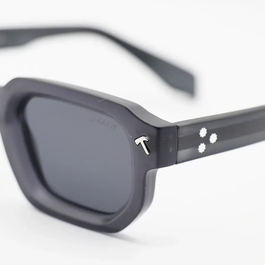 عینک آفتابی MOSCOT با فریم رنگ هاوانا براق، مستطیلی شکل، دسته سیم‌دار و لنز آبی تیره مدل CZ586 — تصویر ۱۲