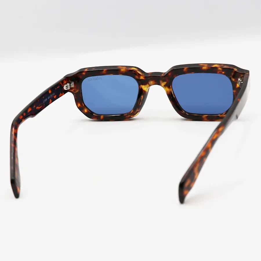 عینک آفتابی MOSCOT با فریم رنگ هاوانا براق، مستطیلی شکل، دسته سیم‌دار و لنز آبی تیره مدل CZ586 — تصویر ۳