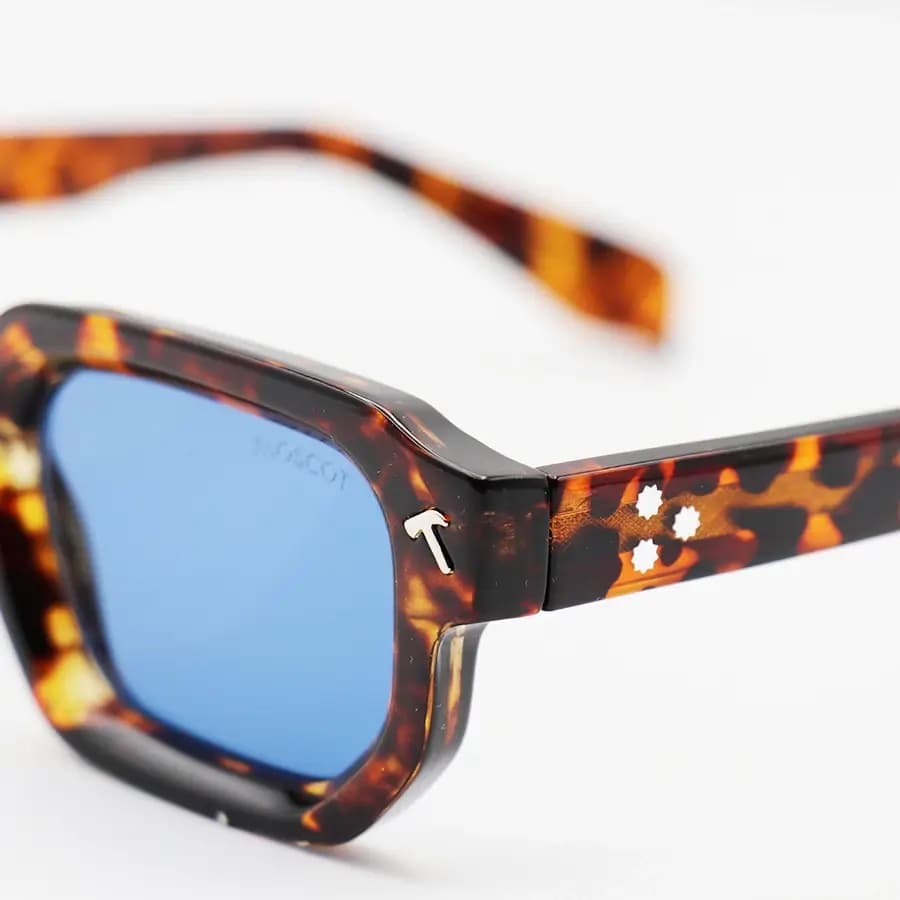 عینک آفتابی MOSCOT با فریم رنگ هاوانا براق، مستطیلی شکل، دسته سیم‌دار و لنز آبی تیره مدل CZ586 — تصویر ۵