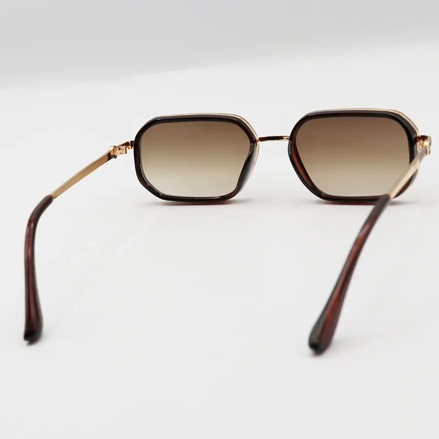 عینک آفتابی Montblanc با فریم رنگ قهوه‌ای و طلایی، شکل مستطیلی و لنز قهوه‌ای هایلایت مدل C600 — تصویر ۳