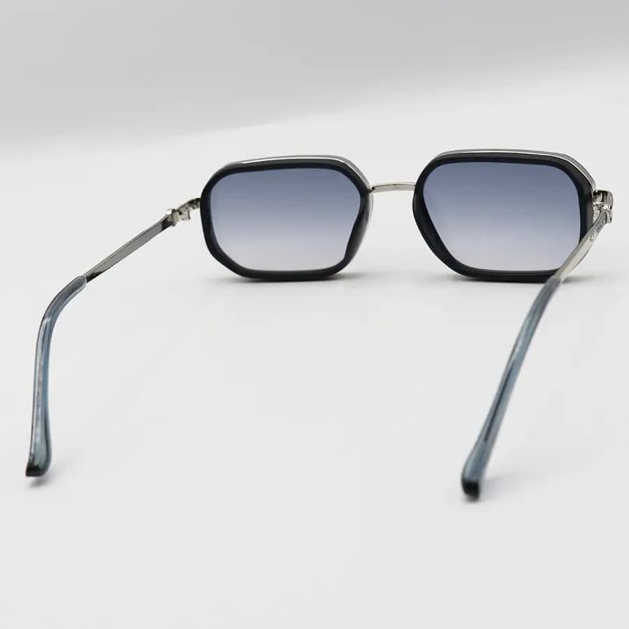 عینک آفتابی Montblanc با فریم رنگ قهوه‌ای و طلایی، شکل مستطیلی و لنز قهوه‌ای هایلایت مدل C600 — تصویر ۹