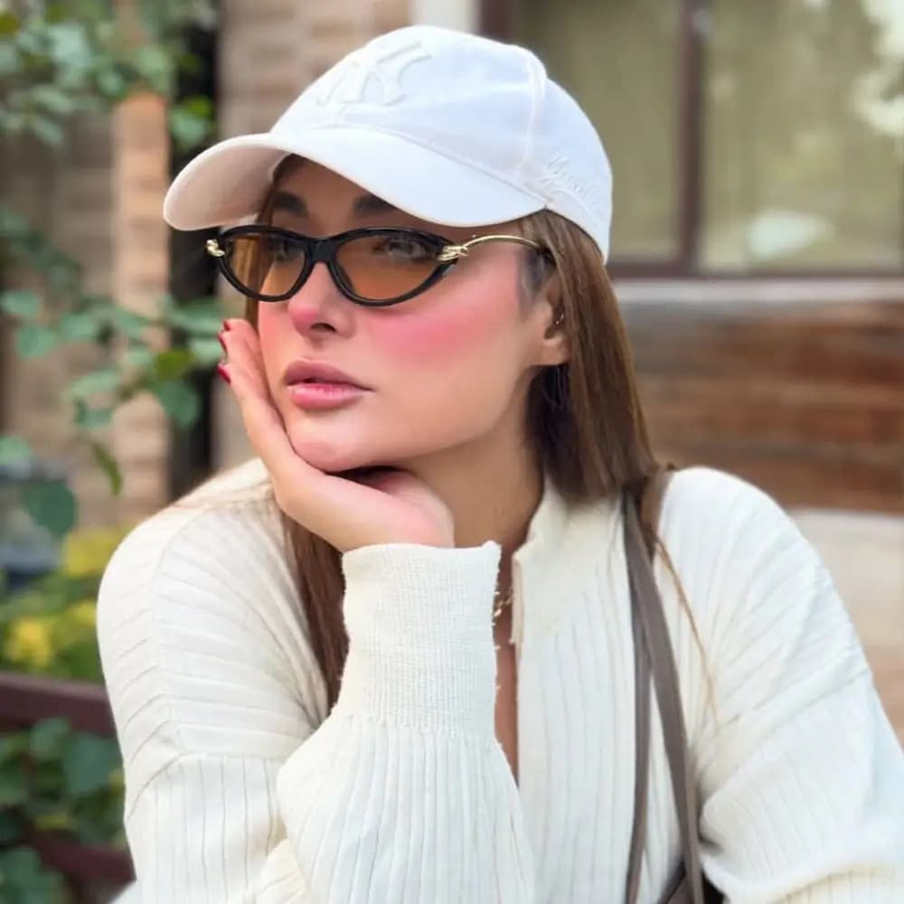 عینک شب زنانه Bottega Veneta با فریم چشم گربه‌ای، رنگ مشکی براق، دسته طلایی و لنز زرد رنگ مدل 9697 — تصویر ۲
