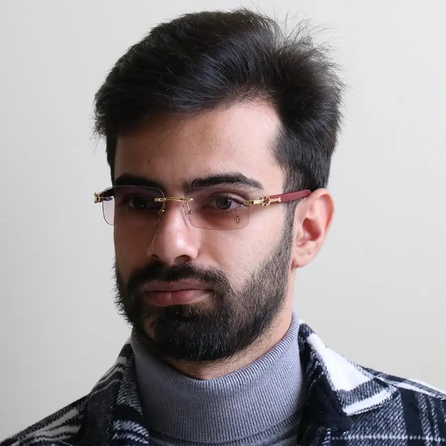 عینک آفتابی کارتیه فریم لس با پل بینی طلایی، دسته چوبی (واقعی)، رنگ قهوهای، لولا فنری و لنز دودی تیره مدل 81339145 — تصویر ۲