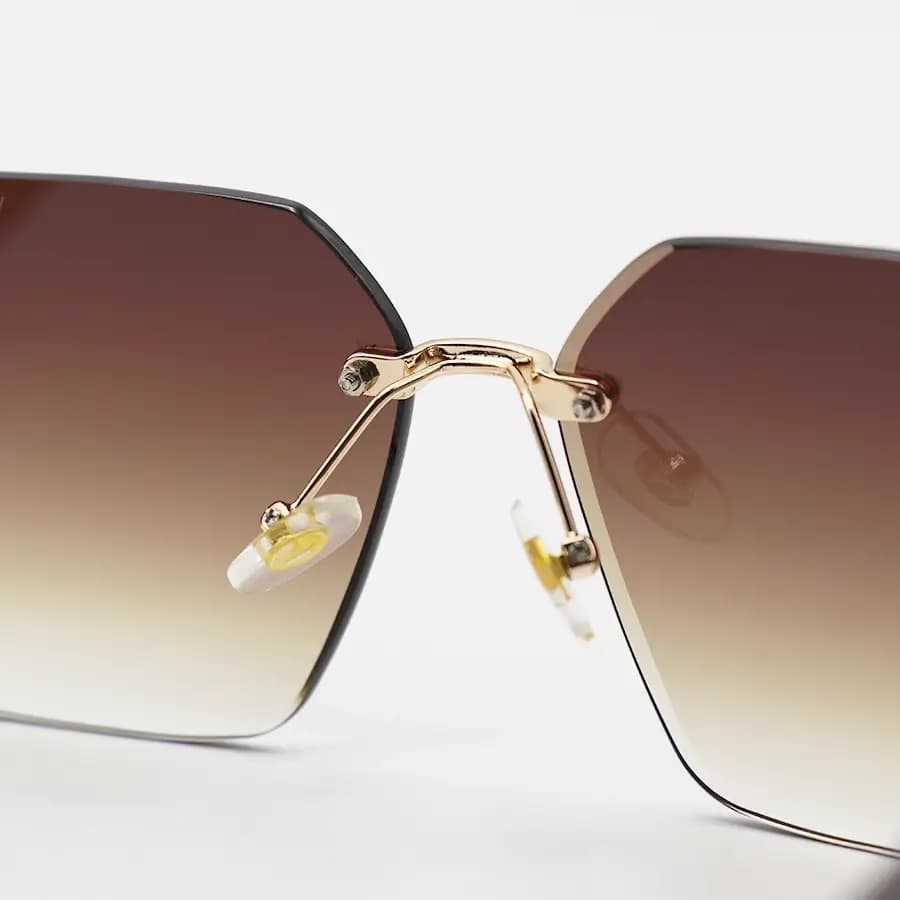 عینک آفتابی زنانه Versace با طراحی فریم‌لس، شکل مربعی، قهوه‌ای مات و لنز قهوه‌ای هایلایت مدل CF28762 — تصویر ۵