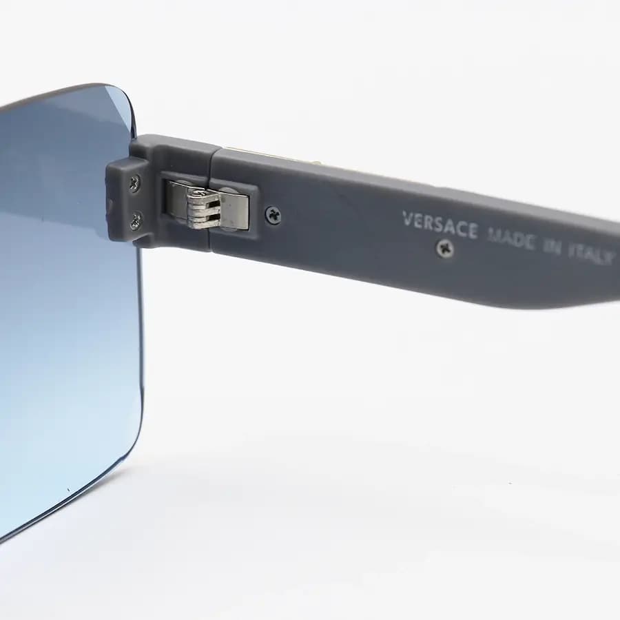 عینک آفتابی زنانه Versace با طراحی فریم‌لس، شکل مربعی، قهوه‌ای مات و لنز قهوه‌ای هایلایت مدل CF28762 — تصویر ۱۲