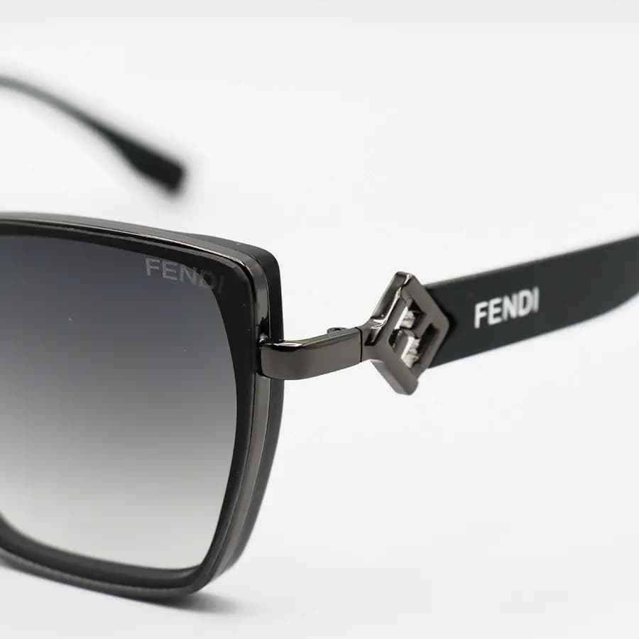 عینک آفتابی زنانه FENDI با فریم رنگ مشکی و طلایی، شکل چشم گربه‌ای و عدسی دودی تیره مدل C549 — تصویر ۱۱