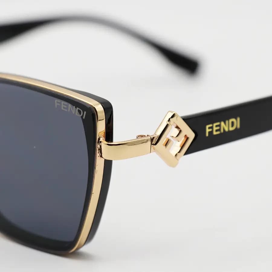 عینک آفتابی زنانه FENDI با فریم رنگ مشکی و طلایی، شکل چشم گربه‌ای و عدسی دودی تیره مدل C549 — تصویر ۵
