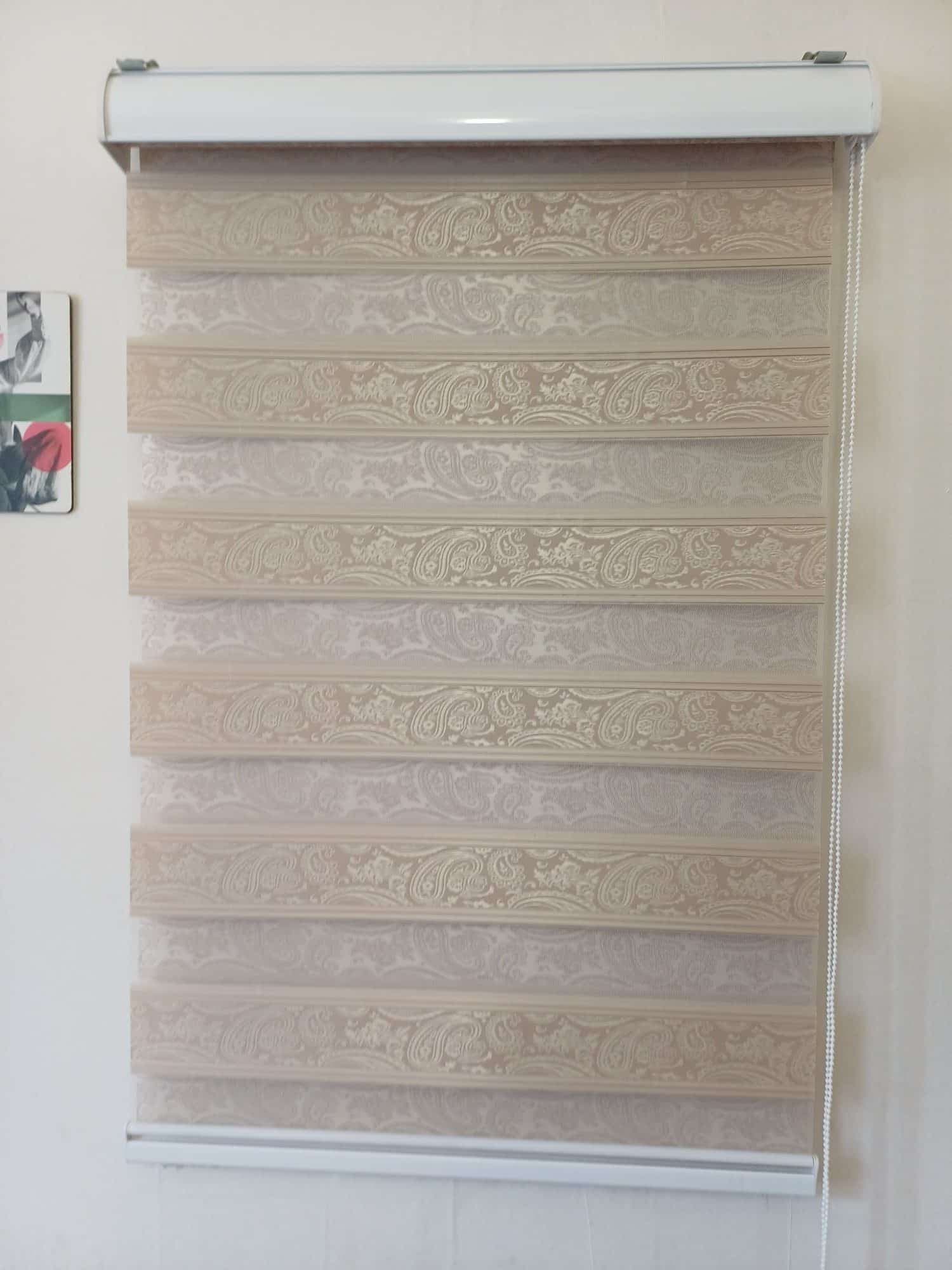 پرده زبرا ترک کرم تیره پلیسه‌دار عرض 66 × ارتفاع 140 کد 02-980045 — تصویر ۸