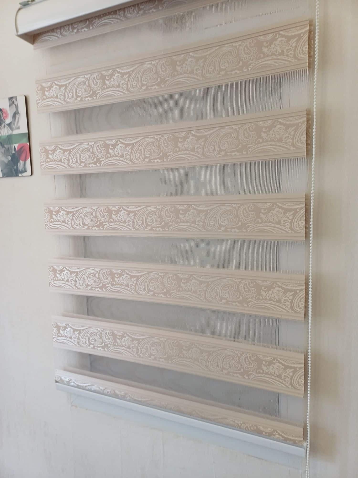 پرده زبرا ترک کرم تیره پلیسه‌دار عرض 74 × ارتفاع 140 کد 02-980045 — تصویر ۳