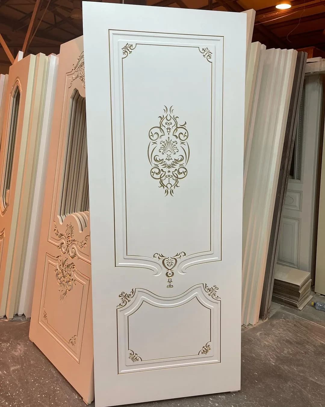 درب کلاسیک منبت سفید کد 30688 — تصویر ۵