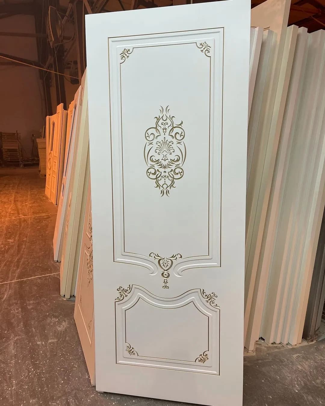 درب کلاسیک منبت سفید کد 30688 — تصویر ۴