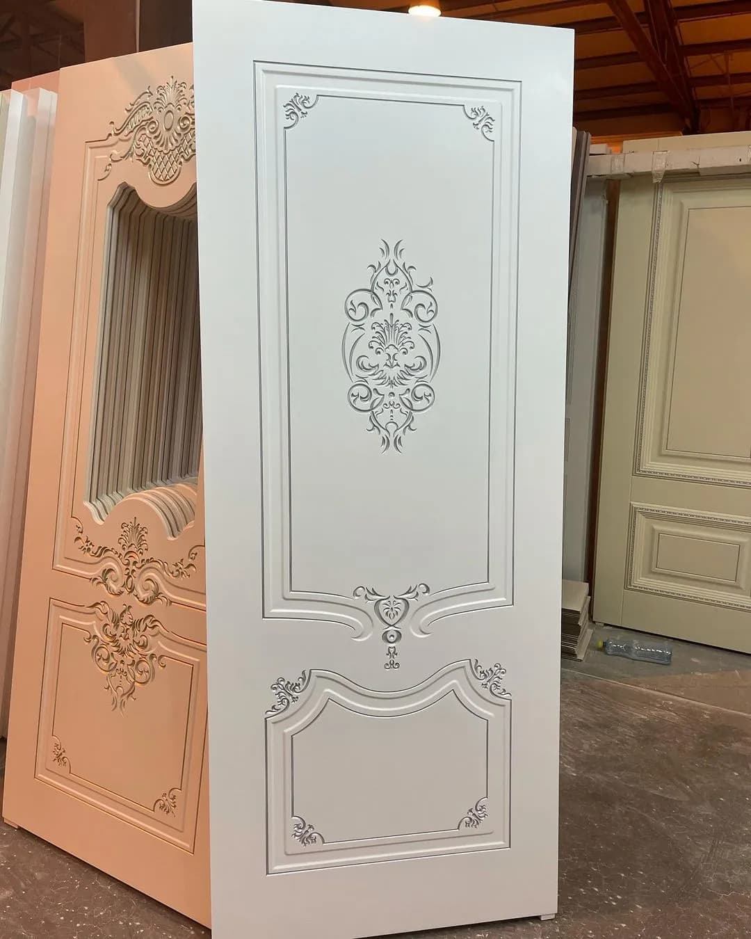 درب کلاسیک منبت سفید کد 30688 — تصویر ۲