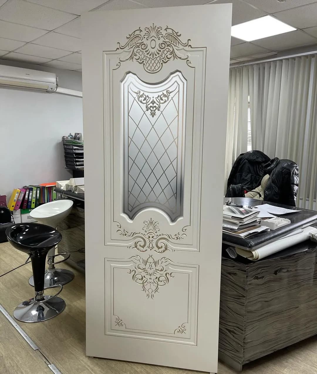 درب سفید کلاسیک تزیینی کد 30679 — تصویر ۲