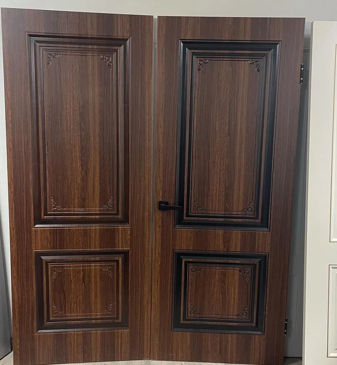 درب MDF کلاسیک قهوه‌ای تیره با قاب مشکی کد 30652 — تصویر ۲