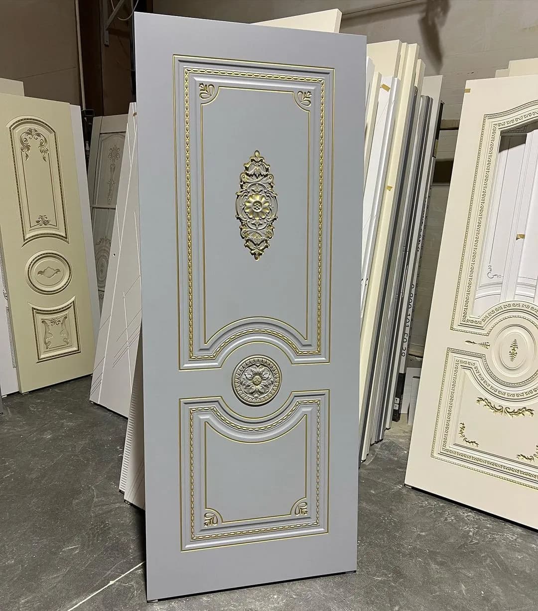 درب کلاسیک MDF طوسی با طرح منبت طلایی مدل سلطنتی کد 30643 — تصویر ۳