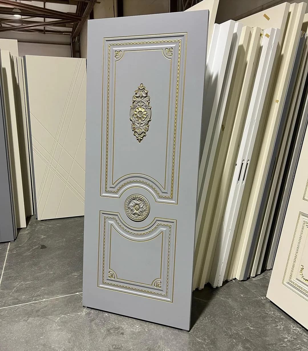 درب کلاسیک MDF طوسی با طرح منبت طلایی مدل سلطنتی کد 30643 — تصویر ۴