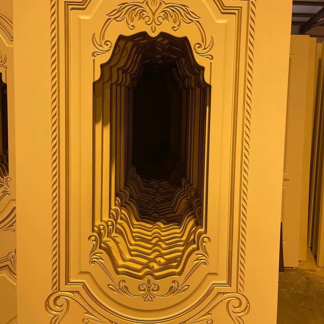 درب کلاسیک لوکس شیشه‌خور مدل منبت CNC (MDF رنگ پلی‌یورتان) کد 30610 — تصویر ۲