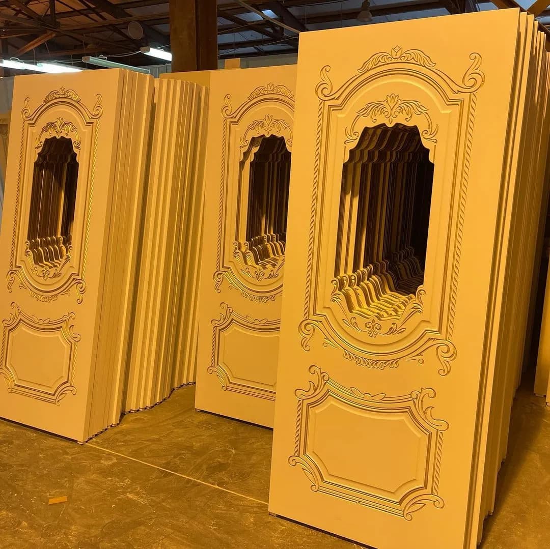 درب کلاسیک لوکس شیشه‌خور مدل منبت CNC (MDF رنگ پلی‌یورتان) کد 30610 — تصویر ۴