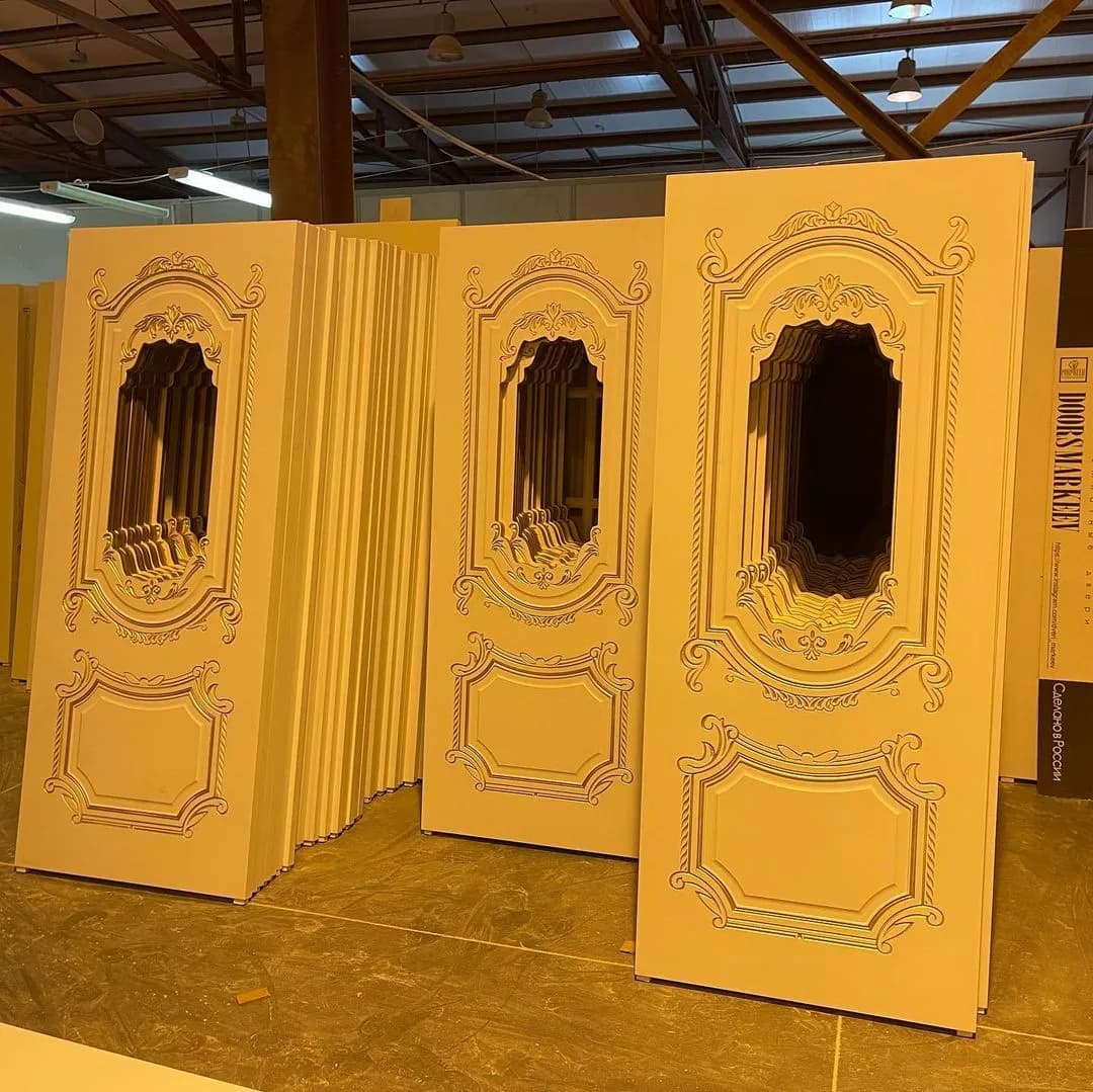 درب کلاسیک لوکس شیشه‌خور مدل منبت CNC (MDF رنگ پلی‌یورتان) کد 30610 — تصویر ۳