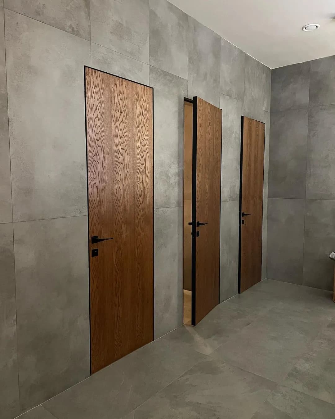 درب داخلی مدرن با روکش چوب و قاب مشکی مدل آتریس کد 30588 — تصویر ۳