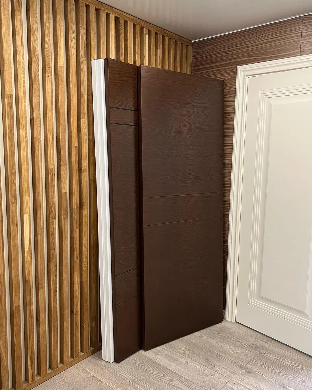 درب مخفی مدرن با پنل چوبی تیره و طراحی دیوارکوب اسلیتدار کد 30571 — تصویر ۴