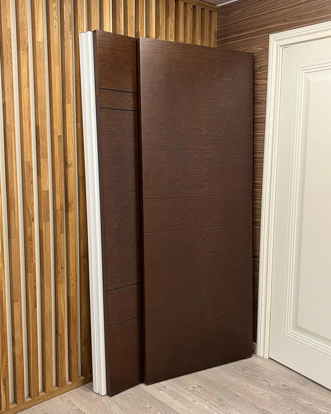 درب مخفی مدرن با پنل چوبی تیره و طراحی دیوارکوب اسلیتدار کد 30571 — تصویر ۵