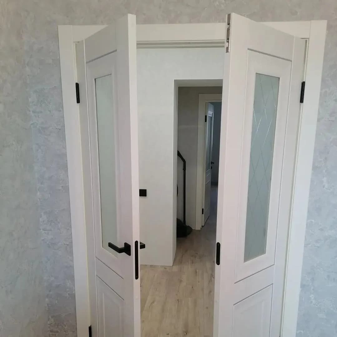 درب سفید دولنگه با شیشه طرحدار کد 30516 — تصویر ۲