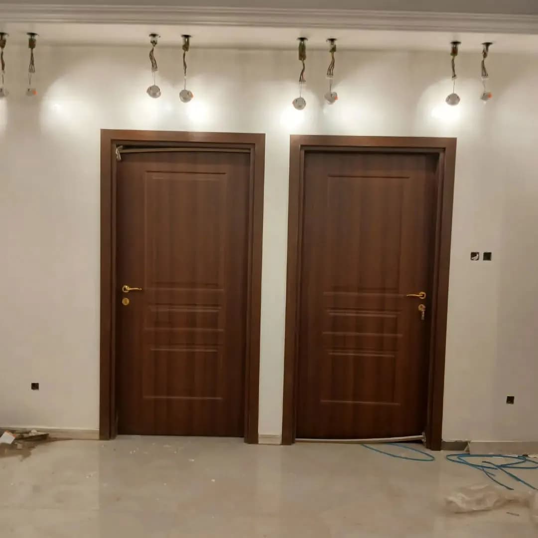 درب اتاقی چوبی کلاسیک طرح سه‌خطی با رنگ فندقی کد 30508 — تصویر ۲