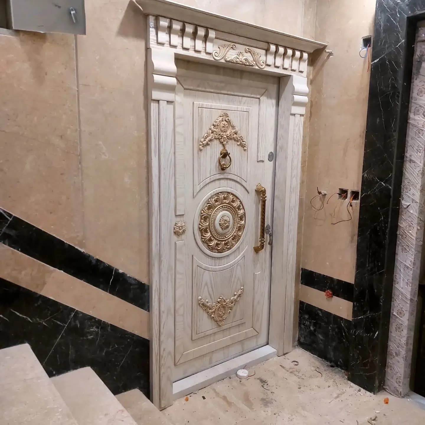 درب ضد سرقت کلاسیک منبت‌کاری شده با قاب مرمر کد 30414 — تصویر ۳