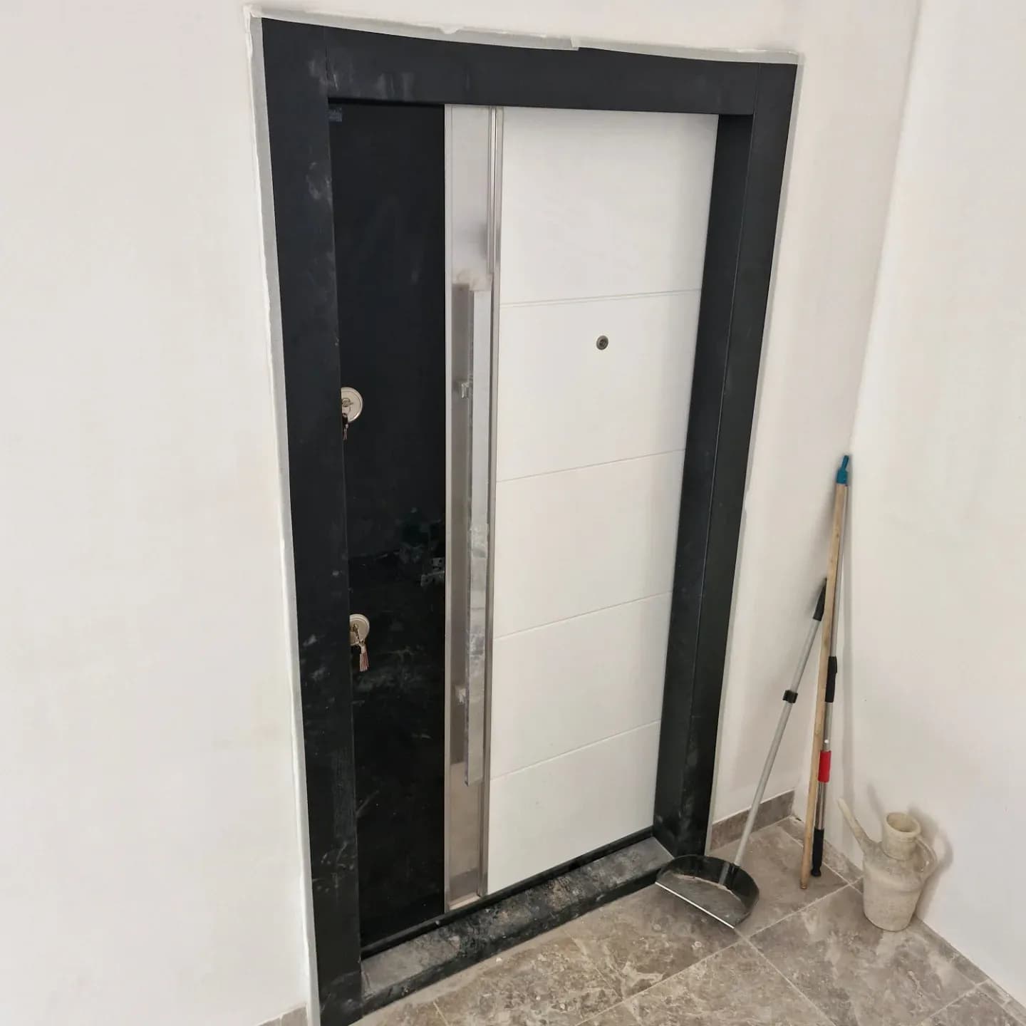درب ورودی مدرن مدل بلانکو با قاب مشکی و دسته عمودی کد 30422 — تصویر ۲