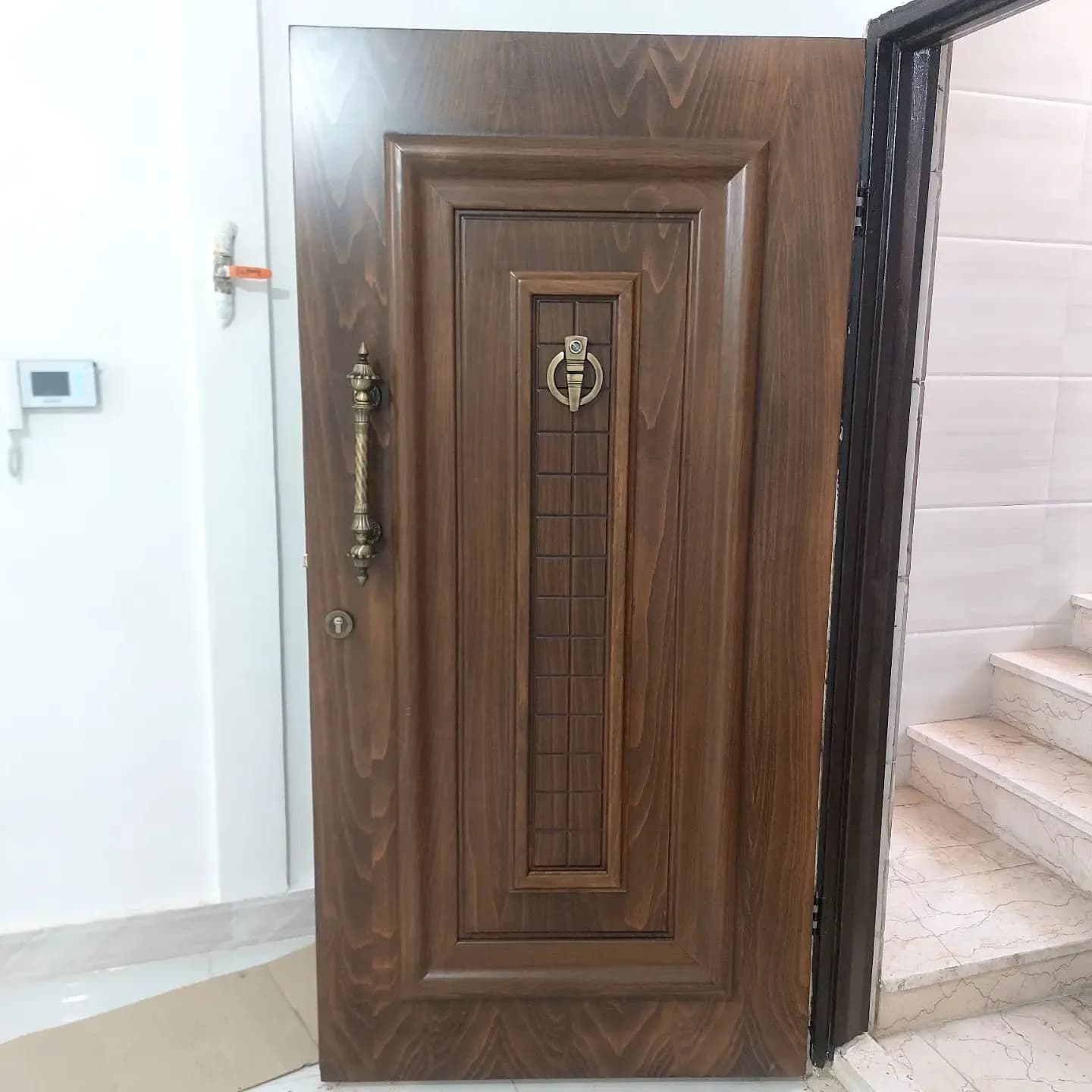 درب ضد سرقت مدرن با طراحی هندسی مستطیلی مدل وودگرید کد 30407 — تصویر ۳