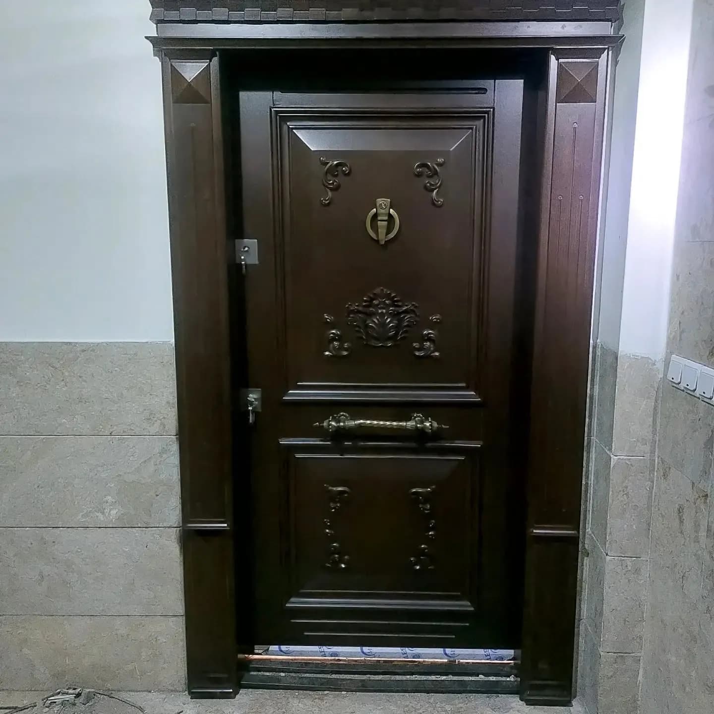 درب ضد سرقت کلاسیک منبت‌کاری شده با دستگیره و کوبه برنجی کد 30399 — تصویر ۳